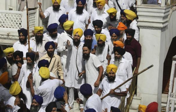 7 Heridos y una veintena de detenidos en luchas en el Templo Dorado de India