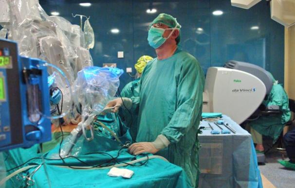 Imagen de una intervención quirúrgica empleando el robot Da Vinci (EFE)