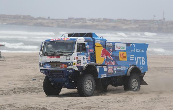 El ruso Andrey Karginov conduce su vehículo Kamaz durante la tercera etapa del Rally Dakar 2019 entre San Juan de Marcona y Arequipa (Perú). EFE/ Ernesto Arias
