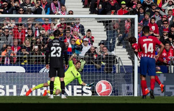 El portero del Levante Oier Olazábal intenta detener sin éxito el disparo de penalti del francés del Atlético de Madrid Antoine Griezmann (EFE/Rodrigo Jiménez)