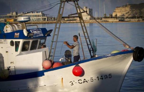 Un pesquero, a su salida del puerto de Barbate el día en que se estrenaba en 2014 el acuerdo con Marruecos - Efe