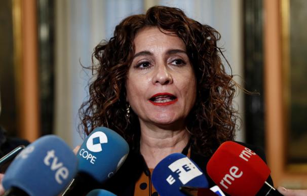 María Jesús Montero atiende a los medios en el Ministerio de Hacienda.