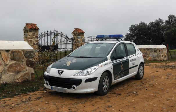 Un coche de la Guardia Civil en las inmediaciones de la finca 'La lapa' ( EFE/ Jose Manuel Vidal)