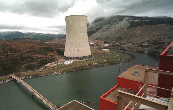 Vista de la central de carbón de Velilla (Palencia) que junto a la de Lada (Asturias) plantea cerrar Iberdrola. EFE/Brágimo