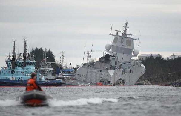 Así quedó la fragata noruega KNM Helge Ingstad tras colisionar con el petrolero Sola TS en aguas de Oygarden, en la costa oeste de Noruega./ EFE