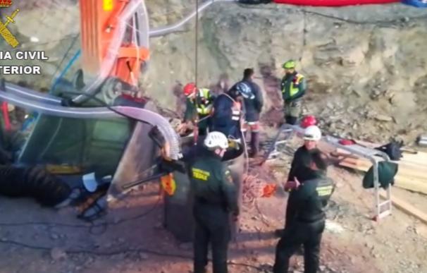 Agentes de la Guardia Civil trabajan en el pozo de Totalán (Málaga) para rescatar a Julen.
