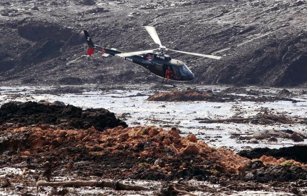 Un helicóptero busca supervivientes tras el desastre causado por la rotura de una represa que contenía residuos minerales en Brumadinho, Brasil ( EFE/ Paulo Fonseca)