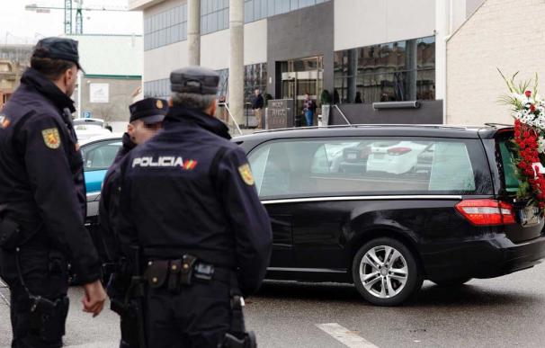 En la foto, la Policía Nacional a las puertas del tanatorio de El Salvador, en Valladolid. / NACHO GALLEGO (EFE)