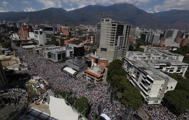 Opositores venezolanos marchan contra el gobierno de Nicolás Maduro, este sábado en Caracas (Venezuela). EFE/ Miguel Gutiérrez