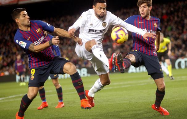 Valencia y Barça empataron a dos en el Camp Nou.