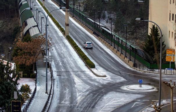 Vista del viaducto Nuevo de Teruel, cubierto de nieve y hielo. EFE