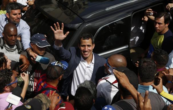 El presidente de la Asamblea Nacional de Venezuela, Juan Guaidó (c), saluda a simpatizantes durante una marcha contra el gobierno de Nicolás Maduro (EFE)