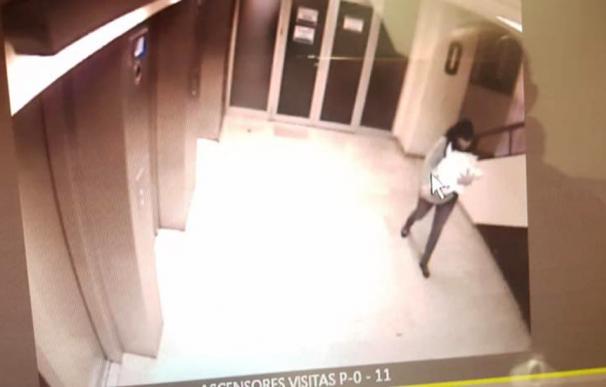 Imagen de las cámaras de seguridad del Hospital con la mujer portando al bebé.