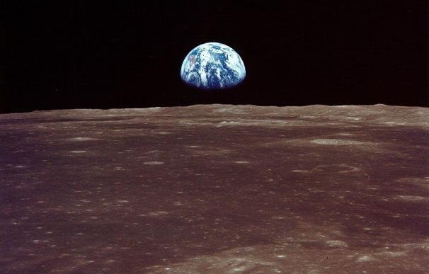 Vista de la tierra desde la luna. Foto de archivo NASA