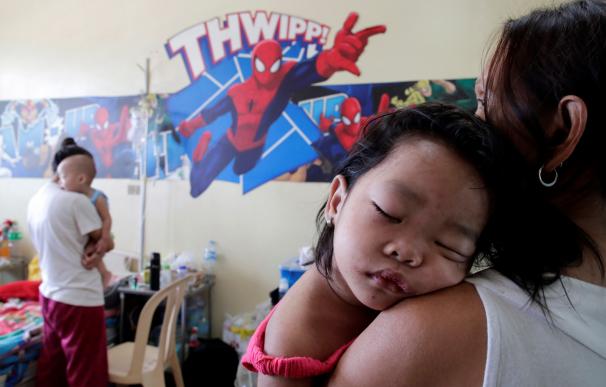 Niños enfermos de sarampión reciben tratamiento en un hospital público, este jueves, en Manila, Filipinas (EFE/ Francis R. Malasig)