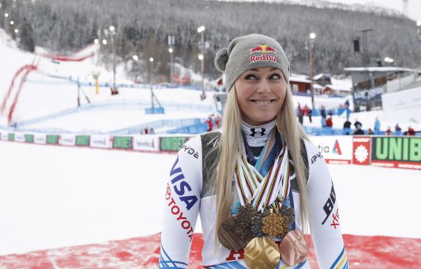 Lindsey Vonn posa con sus medallas después de la Carrera femenina de descenso en el Campeonato Mundial de Esquí. EFE / EPA / VALDRIN XHEMAJ