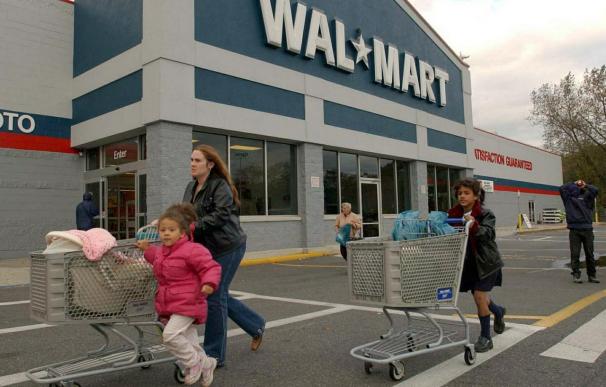 La cautela del consumidor golpea a Walmart en el primer semestre