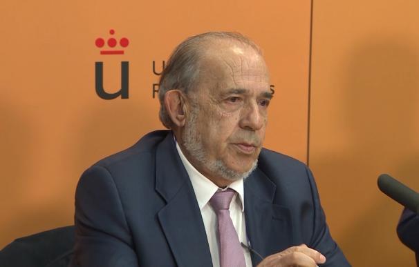 El catedrático Enrique Álvarez Conde durante una rueda de prensa