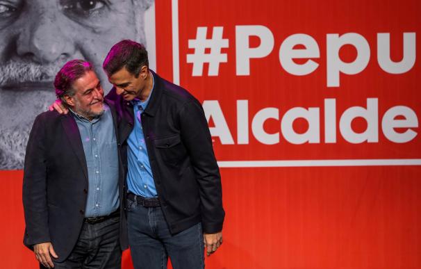 Pedro Sánchez (d), presenta la precandidatura del exseleccionador de baloncesto Pepu Hernández (i) para ser el candidato a la alcaldía de Madrid, en un acto celebrado en el Teatro de La Latina.- EFE/Emilio Naranjo