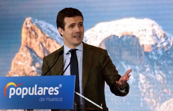 El presidente del PP Pablo Casado durante su intervención en el acto de presentación de la candidatura de Ana Alós al Ayuntamiento de Huesca celebrado esta tarde. EFE/ Javier Blasco