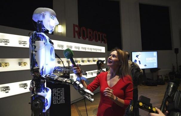 Una informadora con un robot que interactúa con los humanos.