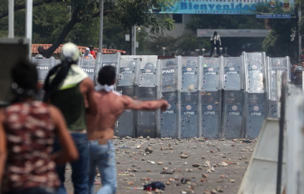 Ciudadanos se enfrentan con la Policía venezolana en el Puente Internacional Simón Bolívar, este sábado, en Cúcuta (Colombia) EFE