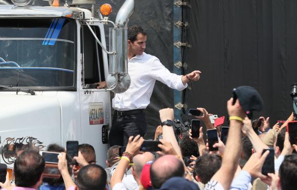 El presidente del Parlamento de Venezuela, Juan Guaidó, que se proclamó mandatario encargado de su país, saluda este sábado desde un camión, en Cúcuta (Colombia). EFE