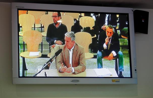 Vista desde un monitor de la sala de prensa de la Audiencia Nacional de la declaración de Pablo Crespo