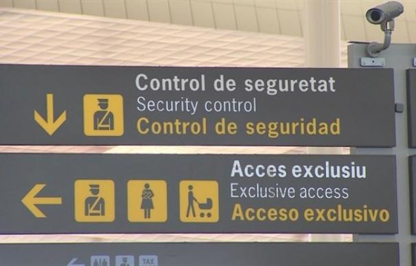 Señalítica de controles de seguridad en un aeropuerto de Aena