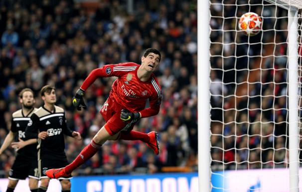 El portero del Real Madrid Thibaut Courtois recibe el cuarto gol ante el Ajax