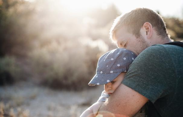 La baja de paternidad también ayudaría a acortar la brecha salarial / Pixabay
