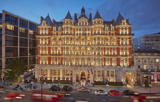 Vista de la fachada del hotel por la noche © Mandarin Oriental Hyde Park London