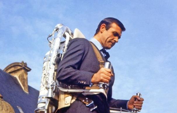 Sean Connery usando un 'jetpack' como James Bond en 'Thunderball'.