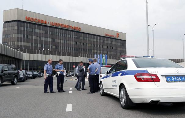 Varios policías vigilan en el aeropuerto Sheremétievo de Moscú. EFE