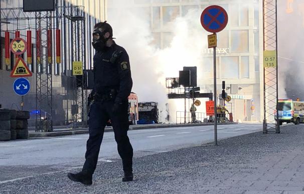 El humo se extiende después de que un autobús explotase y ardiera en Tegelbacken en el centro de Estocolmo, Suecia, el 10 de marzo de 2019 (EFE/EPA/Tomas Bengtsson)