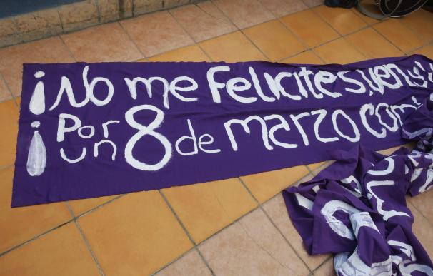 Vista de una de las pancartas que activistas bolivianas por los derechos de las mujeres