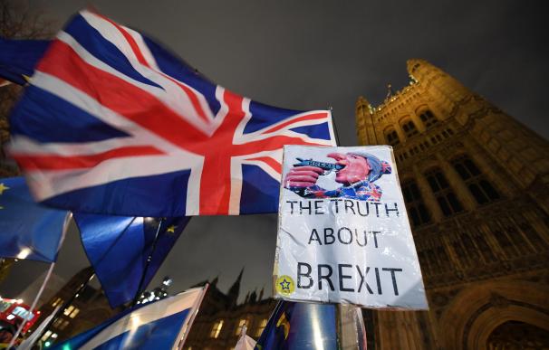 Manifestantes en las puertas del Parlamento británico mientras se debate el Brexit