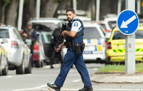 Un policía armado monta guardia después del ataque contra dos mezquitas en la ciudad de Christchurch, Nueva Zelanda