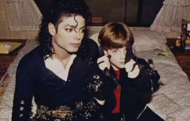 Michael Jackson con James Safechuck en la cama de Jackson