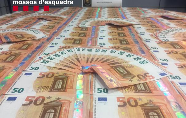 Parte del dinero falso incautado en la operación (Foto: Mossos).
