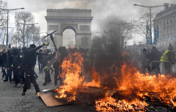 Escenas de violencia en París durante la convocatoria de los 'chalecos amarillos' (EFE/EPA/JULIEN DE ROSA)