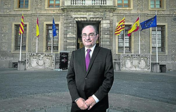 Lambán critica los anuncios 'antidiésel' de Ribera por el daño que hacen al sector