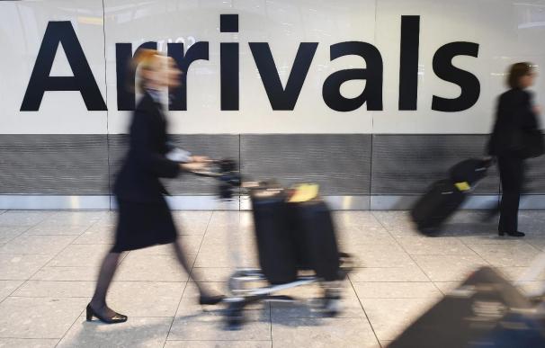 Normalidad en los aeropuertos españoles tras el cierre aéreo de Reino Unido