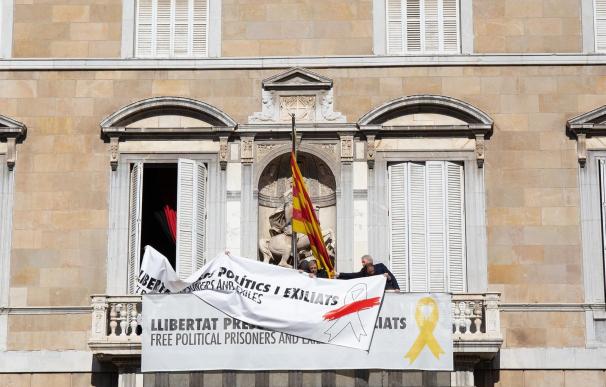 El Govern de la Generalitat cambia el lazo amarillo de su edificio por uno blanco