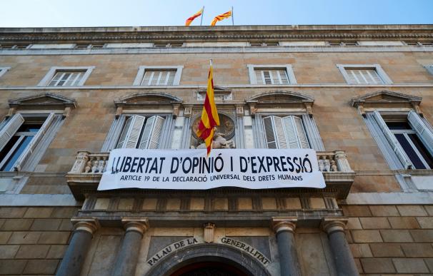 Pancarta de la libertad de expresión colgada en la Generalitat