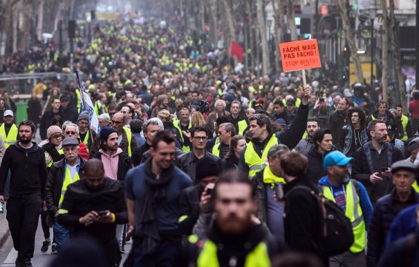 Los 'chalecos amarillos' durante la manifestación en París, Francia, el 23 de marzo (EFE/EPA/CHRISTOPHE PETIT TESSON).
