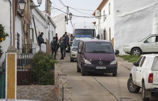 Registro de la Guardia Civil en la calle donde vivía Laura Luelmo en El Campillo