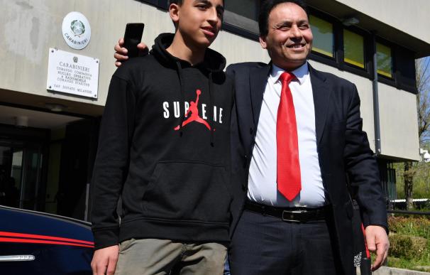 El joven Ramy Shehata (i) posa junto a su padre Khalid (d) en San Donato Milanese (Italia), este jueves, un día después de llamar a los servicios de emergencia