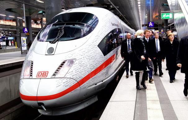 La canciller alemana, Angela Merkel (d), a su salida del tren de alta velocidad ICE de la compañía ferroviaria estatal Deutsche Bahn (EFE/ Steffens)