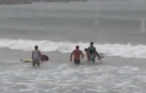 Fotografía del rescate de la surfista Luzimara Souza.